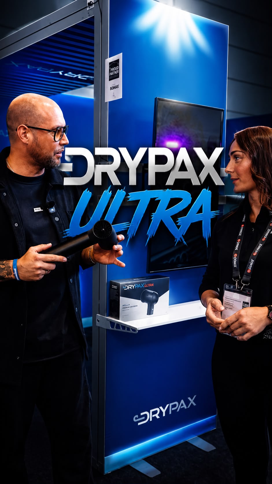 Drypax Ultra Produktpräsentation auf einer Messe mit zwei Personen.