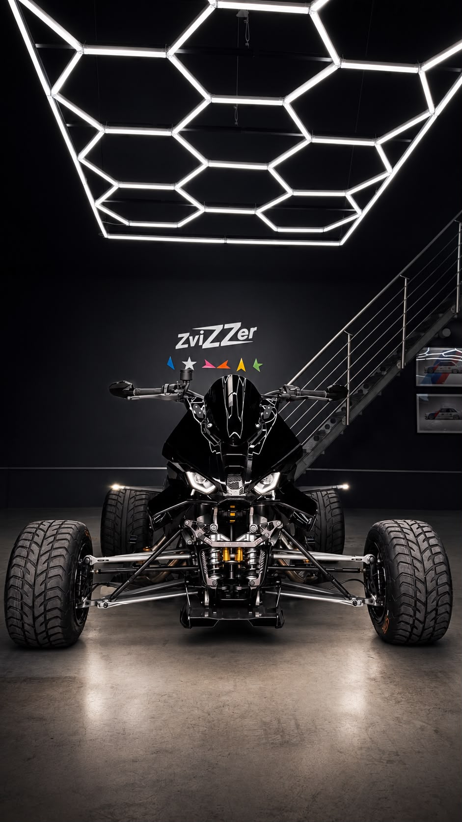 schwarzes Quad in einem modernen Showroom mit sechseckigen Lichtpaneelen.